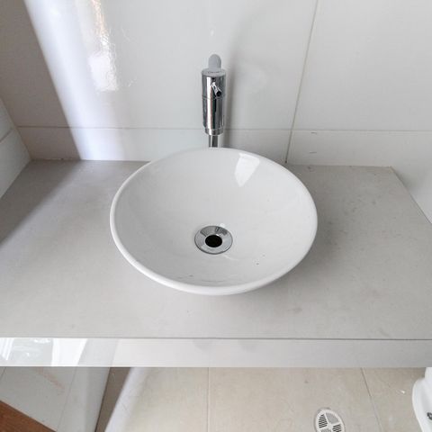 Casa à venda com 52m², 2 quartos e 1 vaga Casa à venda com 52m², 2 quartos e 1 vagaBanheiro