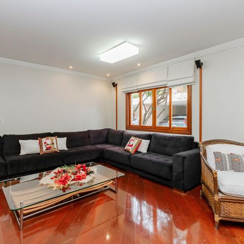 Casa de condomínio à venda com 365m², 4 quartos e 3 vagasSala