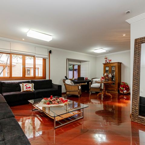 Casa de condomínio à venda com 365m², 4 quartos e 3 vagasSala