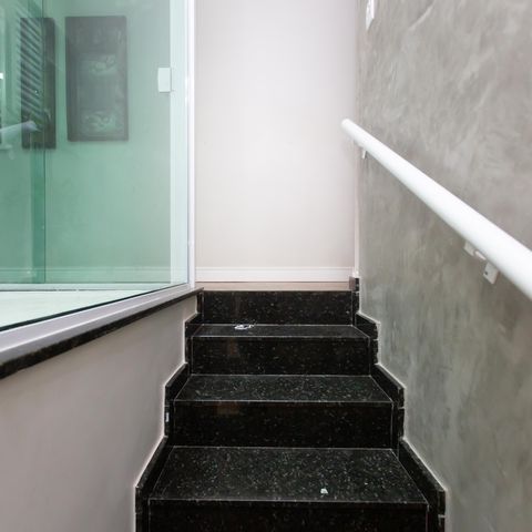 Casa à venda com 75m², 3 quartos e 2 vagas Casa à venda com 75m², 3 quartos e 2 vagasEscada