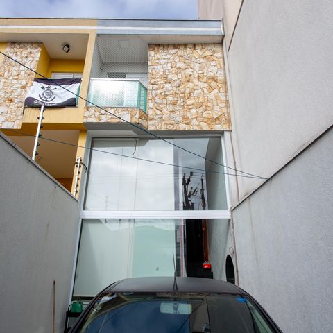 Casa à venda com 75m², 3 quartos e 2 vagas Casa à venda com 75m², 3 quartos e 2 vagasFachada