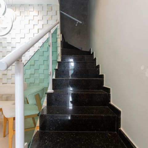 Casa à venda com 75m², 3 quartos e 2 vagas Casa à venda com 75m², 3 quartos e 2 vagasEscada