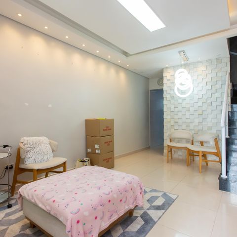 Casa à venda com 75m², 3 quartos e 2 vagas Casa à venda com 75m², 3 quartos e 2 vagasSala