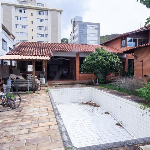 Casa à venda com 1272m², 4 quartos e 4 vagasPiscina