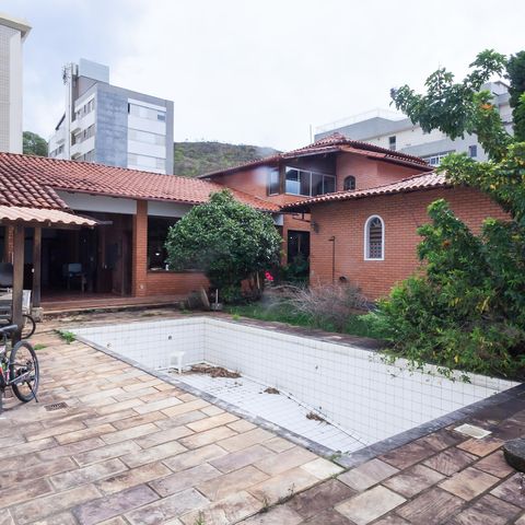Casa à venda com 1272m², 4 quartos e 4 vagasPiscina