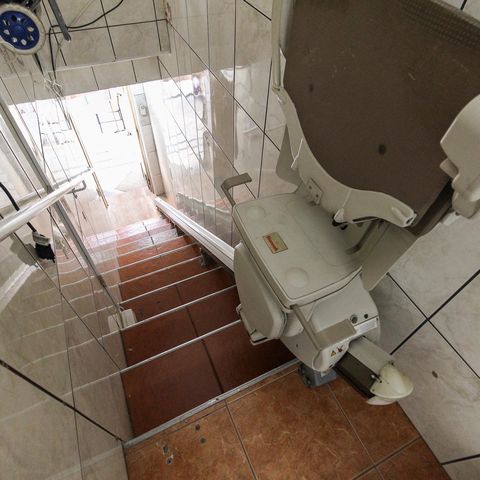 Casa à venda com 120m², 4 quartos e 2 vagas Casa à venda com 120m², 4 quartos e 2 vagasEscada Área de serviço