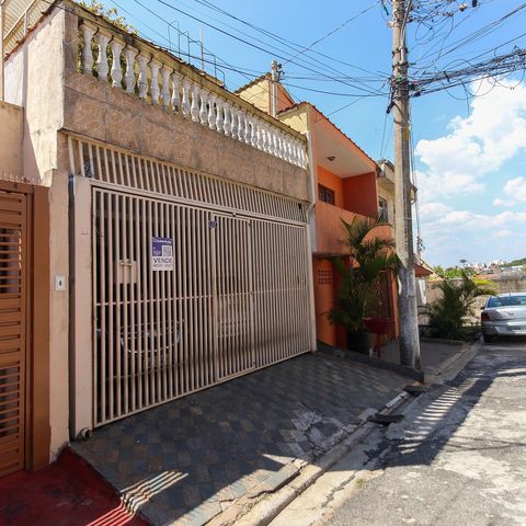 Casa à venda com 120m², 4 quartos e 2 vagas Casa à venda com 120m², 4 quartos e 2 vagasFachada