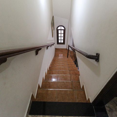 Casa à venda com 120m², 4 quartos e 2 vagas Casa à venda com 120m², 4 quartos e 2 vagasEscada