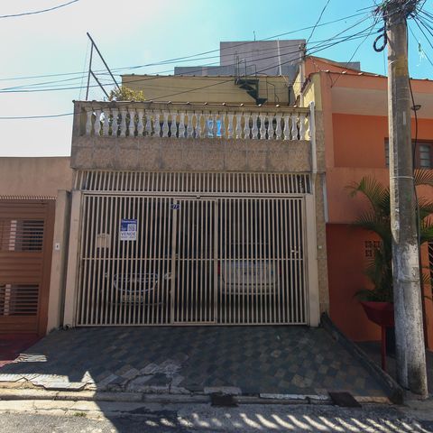 Casa à venda com 120m², 4 quartos e 2 vagas Casa à venda com 120m², 4 quartos e 2 vagasFachada
