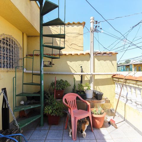 Casa à venda com 120m², 4 quartos e 2 vagas Casa à venda com 120m², 4 quartos e 2 vagasVaranda