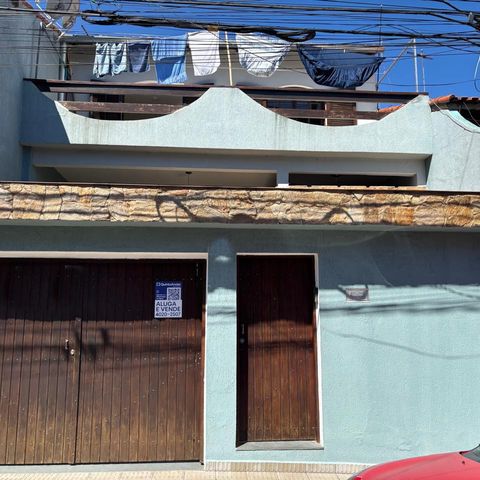 Casa à venda com 241m², 4 quartos e 4 vagasFachada 