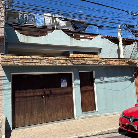 Casa à venda com 241m², 4 quartos e 4 vagasFachada 