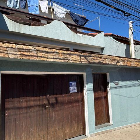 Casa à venda com 241m², 4 quartos e 4 vagasFachada 