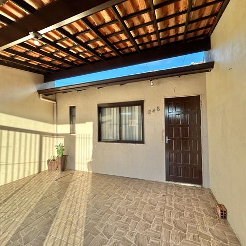 Casa à venda com 60m², 2 quartos e 2 vagas Casa à venda com 60m², 2 quartos e 2 vagasFachada