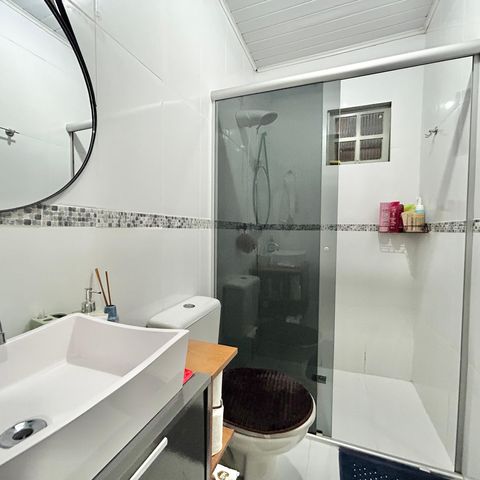 Casa à venda com 60m², 2 quartos e 2 vagas Casa à venda com 60m², 2 quartos e 2 vagasBanheiro