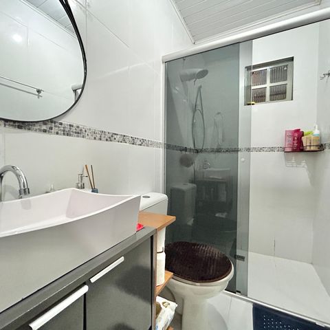 Casa à venda com 60m², 2 quartos e 2 vagas Casa à venda com 60m², 2 quartos e 2 vagasBanheiro