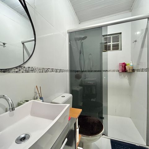 Casa à venda com 60m², 2 quartos e 2 vagas Casa à venda com 60m², 2 quartos e 2 vagasBanheiro