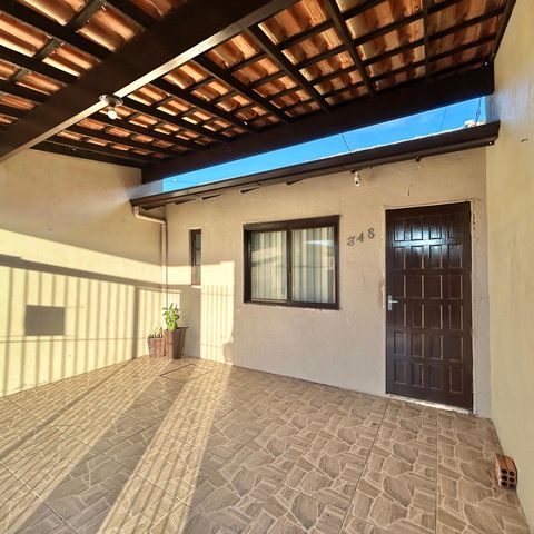 Casa à venda com 60m², 2 quartos e 2 vagas Casa à venda com 60m², 2 quartos e 2 vagasFachada
