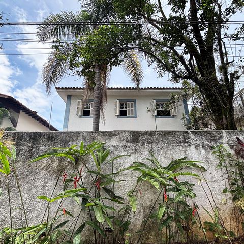 Casa à venda com 350m², 3 quartos e 5 vagas Casa à venda com 350m², 3 quartos e 5 vagasFachada da casa