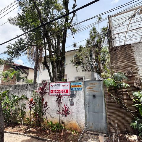 Casa à venda com 350m², 3 quartos e 5 vagas Casa à venda com 350m², 3 quartos e 5 vagasFachada da casa