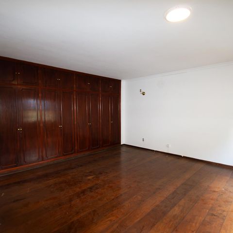 Casa à venda com 350m², 3 quartos e 5 vagas Casa à venda com 350m², 3 quartos e 5 vagasquarto 1