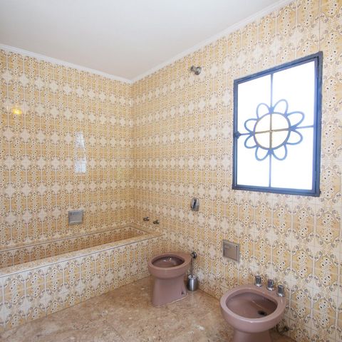 Casa à venda com 350m², 3 quartos e 5 vagas Casa à venda com 350m², 3 quartos e 5 vagasbanheiro corredor