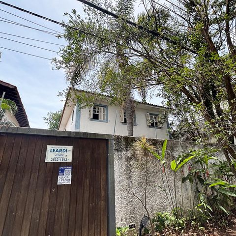 Casa à venda com 350m², 3 quartos e 5 vagas Casa à venda com 350m², 3 quartos e 5 vagasFachada da casa