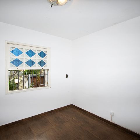 Casa à venda com 350m², 3 quartos e 5 vagas Casa à venda com 350m², 3 quartos e 5 vagassala escritorio