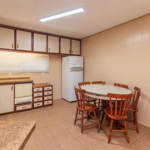Casa à venda com 160m², 4 quartos e 2 vagas Casa à venda com 160m², 4 quartos e 2 vagasCozinha