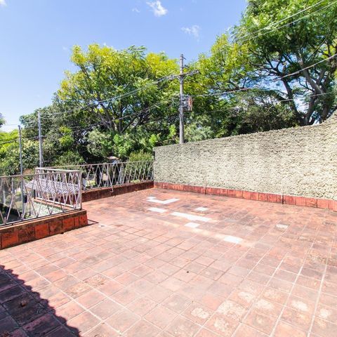 Casa à venda com 160m², 4 quartos e 2 vagas Casa à venda com 160m², 4 quartos e 2 vagasTerraço