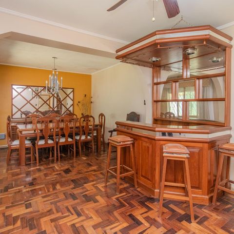 Casa à venda com 160m², 4 quartos e 2 vagas Casa à venda com 160m², 4 quartos e 2 vagasSala