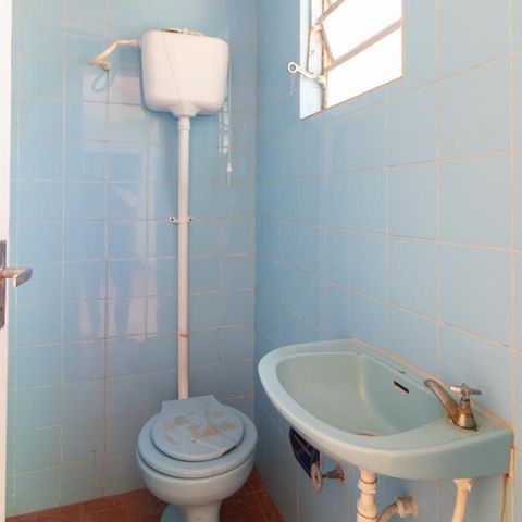 Casa à venda com 160m², 4 quartos e 2 vagas Casa à venda com 160m², 4 quartos e 2 vagasBanheiro externo
