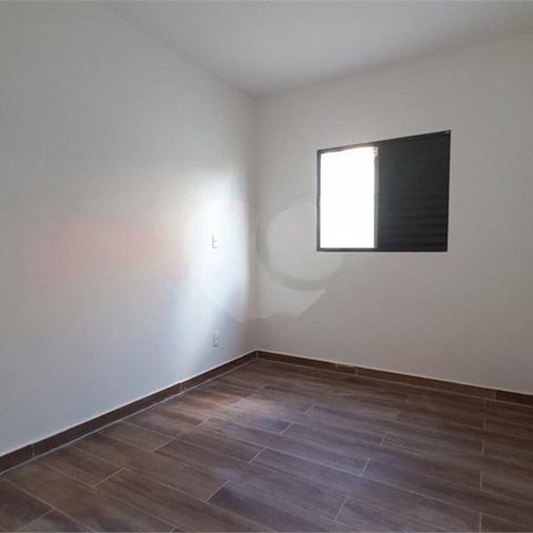 Casa à venda com 32m², 1 quarto e 1 vaga