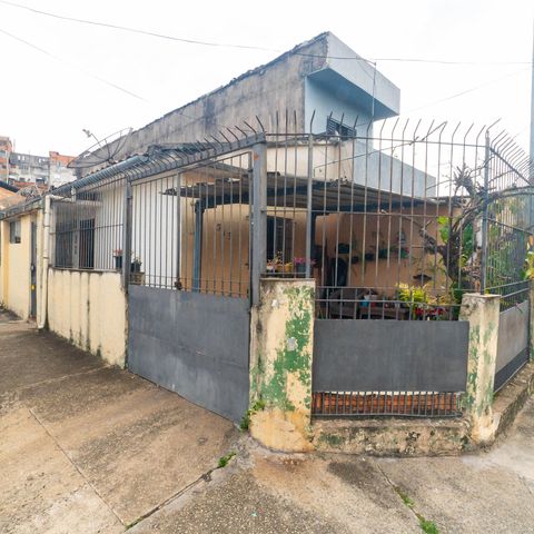 Casa à venda com 35m², 2 quartos e 1 vaga Casa à venda com 35m², 2 quartos e 1 vagaFachada