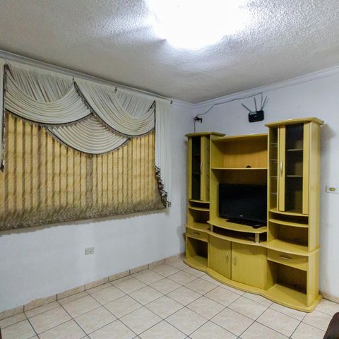 Casa à venda com 150m², 2 quartos e 4 vagas Casa à venda com 150m², 2 quartos e 4 vagasSala