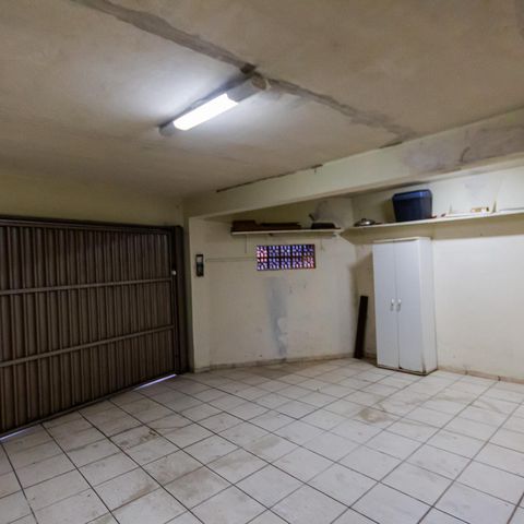 Casa à venda com 150m², 2 quartos e 4 vagas Casa à venda com 150m², 2 quartos e 4 vagasGaragem