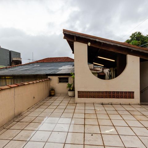 Casa à venda com 150m², 2 quartos e 4 vagas Casa à venda com 150m², 2 quartos e 4 vagasVaranda