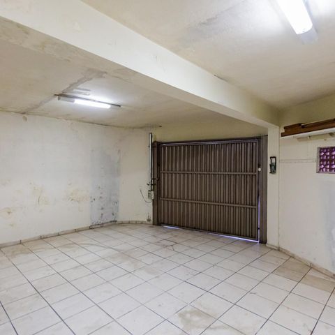 Casa à venda com 150m², 2 quartos e 4 vagas Casa à venda com 150m², 2 quartos e 4 vagasGaragem