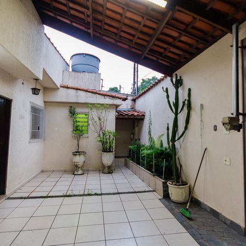 Casa à venda com 150m², 2 quartos e 4 vagas Casa à venda com 150m², 2 quartos e 4 vagasQuintal