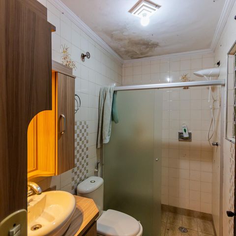 Casa à venda com 150m², 2 quartos e 4 vagas Casa à venda com 150m², 2 quartos e 4 vagasBanheiro da Suíte