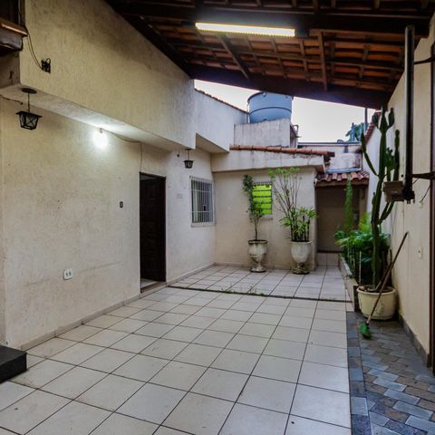 Casa à venda com 150m², 2 quartos e 4 vagas Casa à venda com 150m², 2 quartos e 4 vagasQuintal