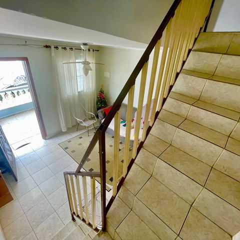 Casa à venda com 160m², 2 quartos e sem vagaSala acesso escada