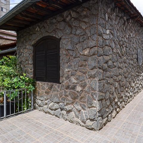 Casa à venda com 316m², 5 quartos e 2 vagas Casa à venda com 316m², 5 quartos e 2 vagasÁrea externa