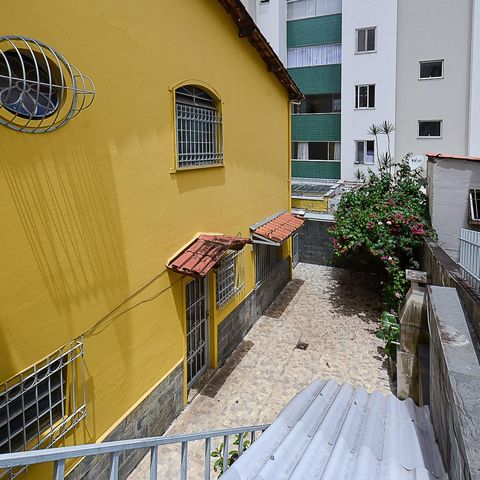 Casa à venda com 316m², 5 quartos e 2 vagas Casa à venda com 316m², 5 quartos e 2 vagasÁrea externa