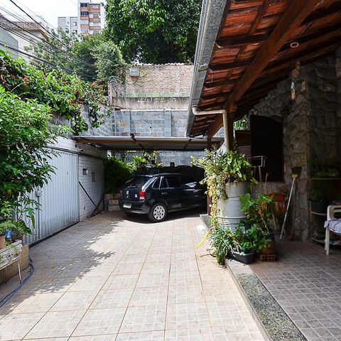 Casa à venda com 316m², 5 quartos e 2 vagas Casa à venda com 316m², 5 quartos e 2 vagasÁrea externa