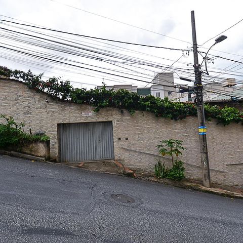 Casa à venda com 316m², 5 quartos e 2 vagas Casa à venda com 316m², 5 quartos e 2 vagasFachada