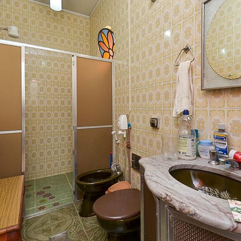 Casa à venda com 316m², 5 quartos e 2 vagas Casa à venda com 316m², 5 quartos e 2 vagasBanheiro Social
