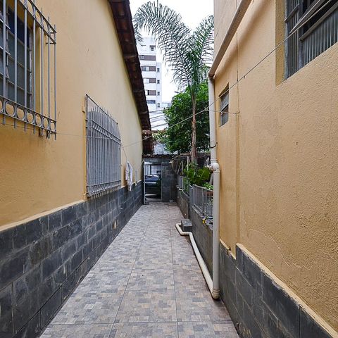 Casa à venda com 316m², 5 quartos e 2 vagas Casa à venda com 316m², 5 quartos e 2 vagasÁrea externa