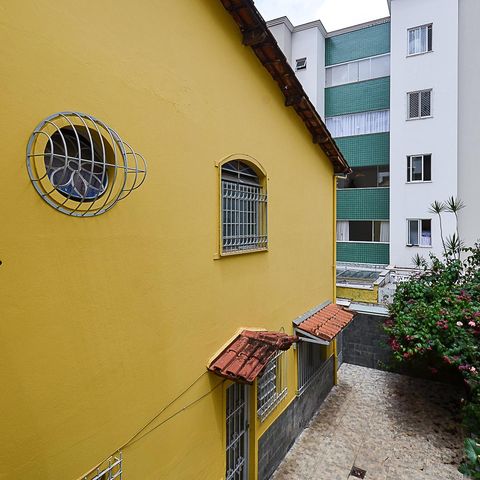 Casa à venda com 316m², 5 quartos e 2 vagas Casa à venda com 316m², 5 quartos e 2 vagasÁrea externa