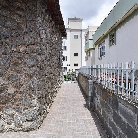 Casa à venda com 316m², 5 quartos e 2 vagas Casa à venda com 316m², 5 quartos e 2 vagasÁrea externa